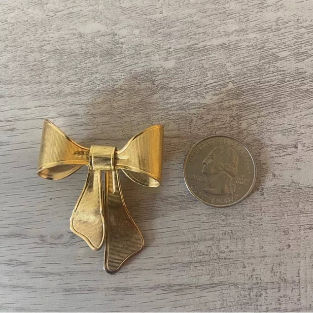 Vintage 1980 Avon Signed Textured Gold Tone Bow Brooch Pin